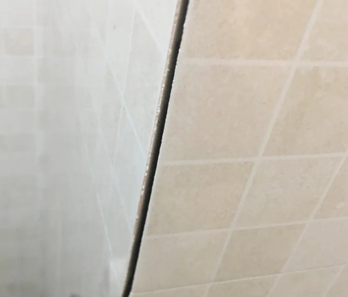 保定瓷砖空鼓维修公司分享阳台瓷砖脱落的修复过程可以分为以下几个步骤