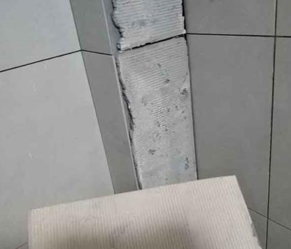 保定瓷砖空鼓维修公司分享下厨房瓷砖脱落的补救措施。